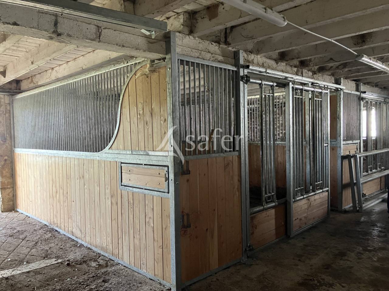 B&acirc;timent &eacute;questre avec 10 ha - Maison &agrave; r&eacute;habiliter