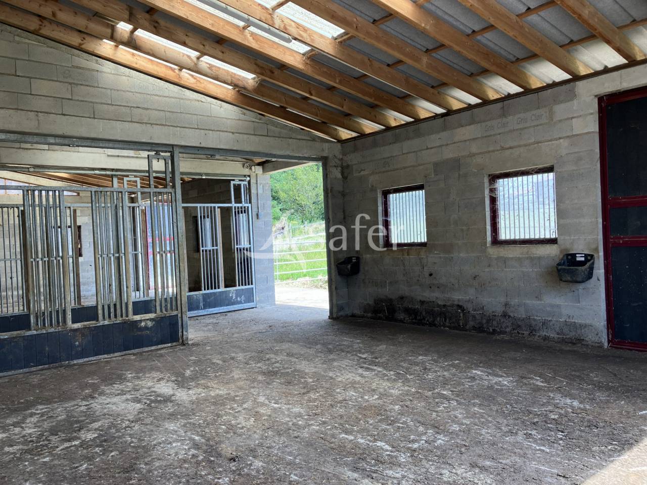 B&acirc;timent &eacute;questre avec 10 ha - Maison &agrave; r&eacute;habiliter