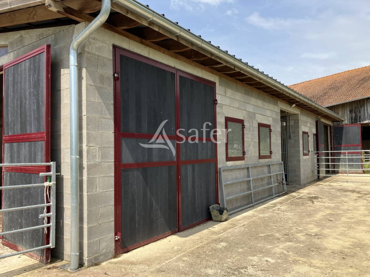 B&acirc;timent &eacute;questre avec 10 ha - Maison &agrave; r&eacute;habiliter