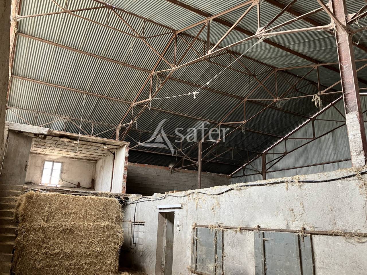 B&acirc;timent &eacute;questre avec 10 ha - Maison &agrave; r&eacute;habiliter