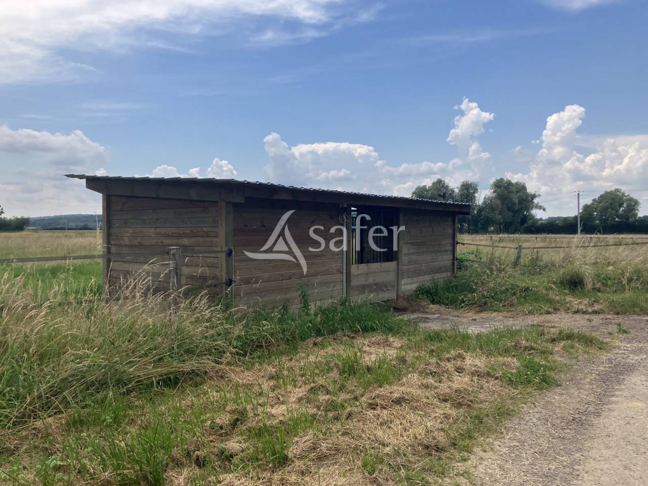 B&acirc;timent &eacute;questre avec 10 ha - Maison &agrave; r&eacute;habiliter