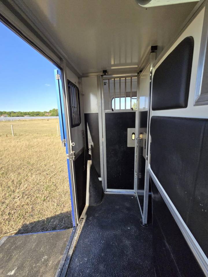 Camion chevaux KRISMAR stalles 