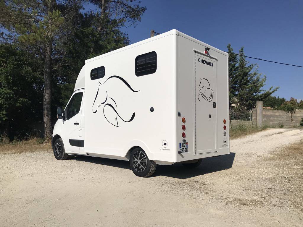 Camion chevaux carrosserie neuve 2011, 230 000 kms
