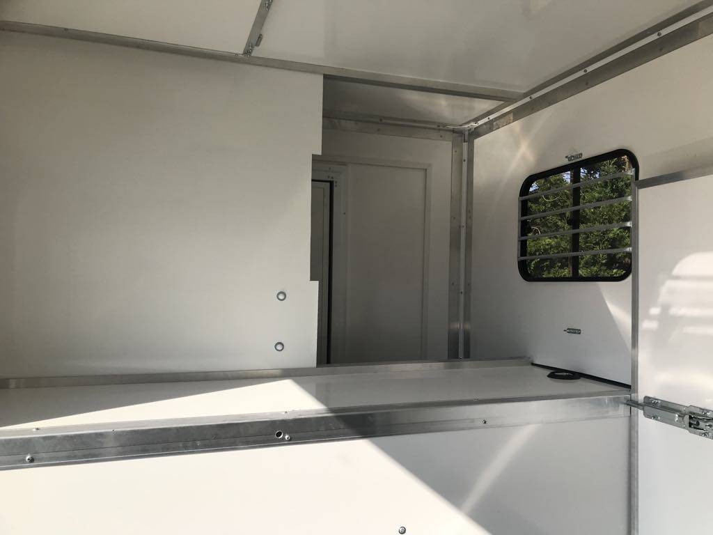 Camion chevaux carrosserie neuve 2011, 230 000 kms