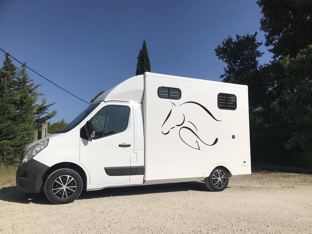 Camion chevaux carrosserie neuve 2011, 230 000 kms