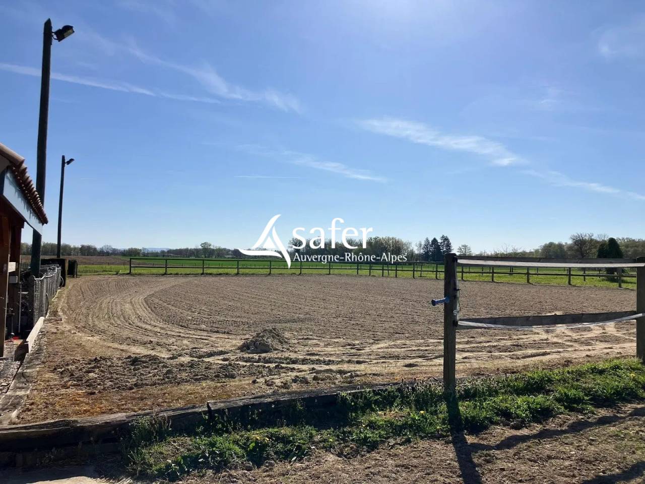 Maison d'habitation familiale avec infrastructures &eacute;questres