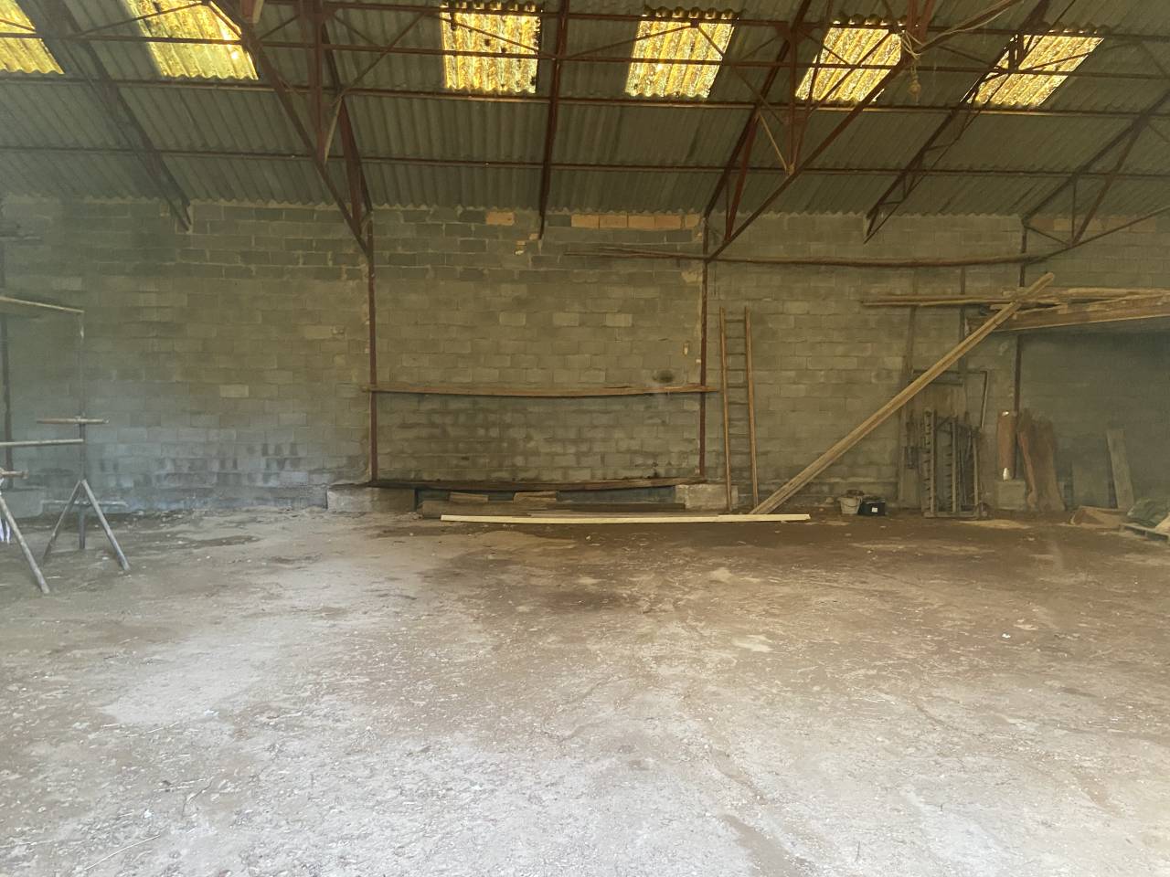 13 AIX EN PROVENCE PROPRIETE 3 LOGEMENTS HANGARS TERRES