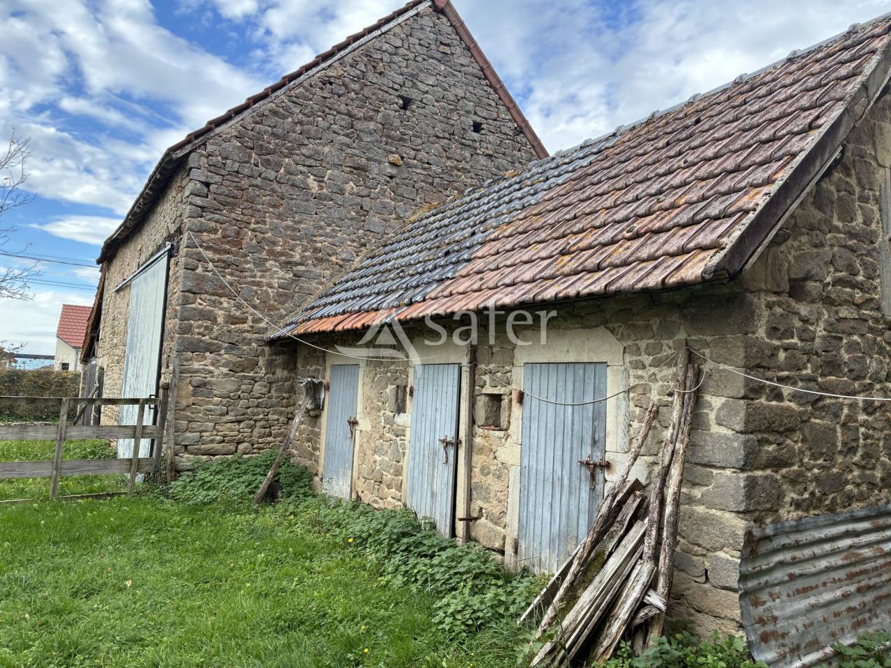 grange en pierres avec 12ha de pr&eacute;s attenant