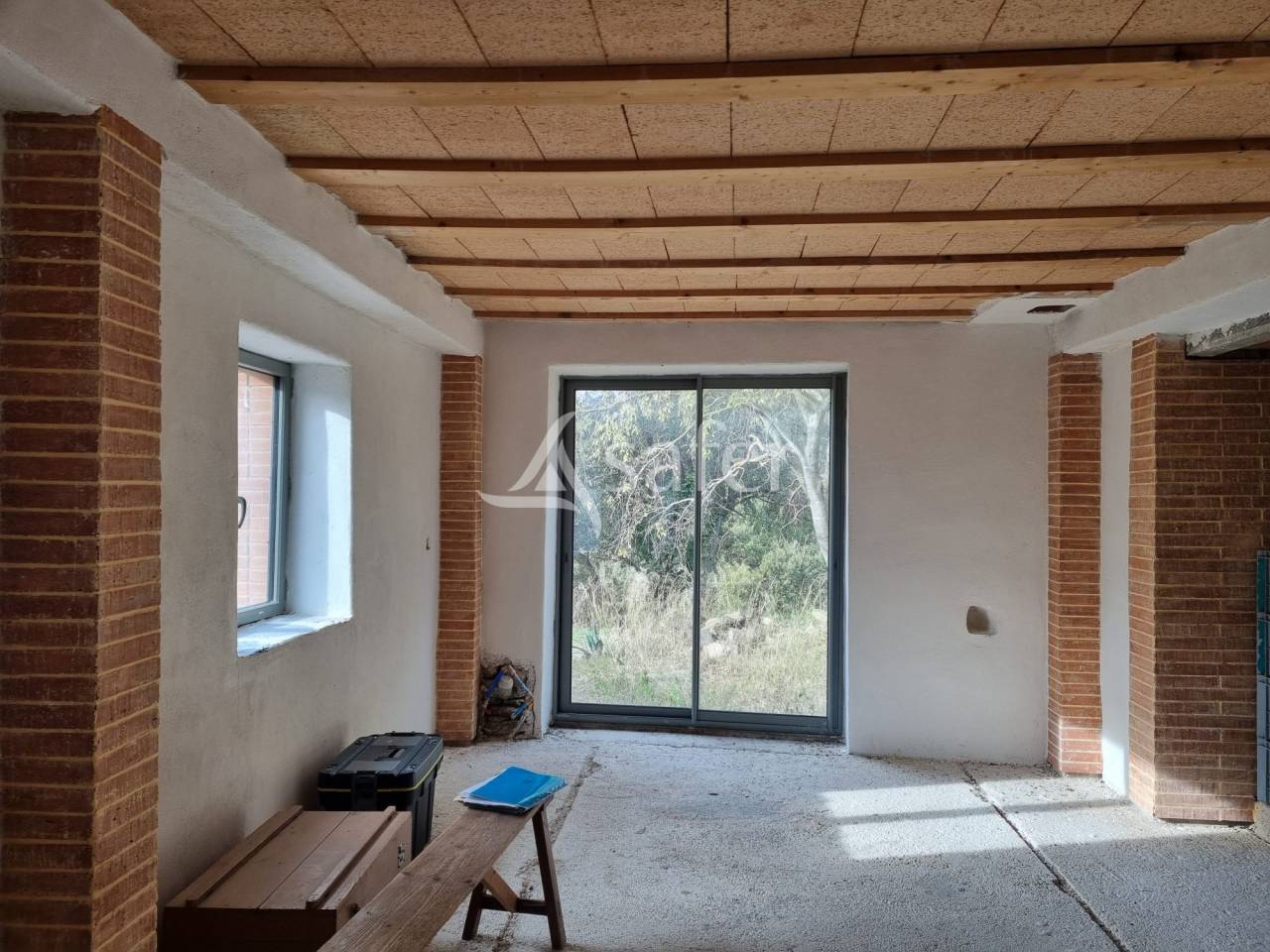 Propri&eacute;t&eacute; dans un petit hameau, 10 ha secteur des Aspres.