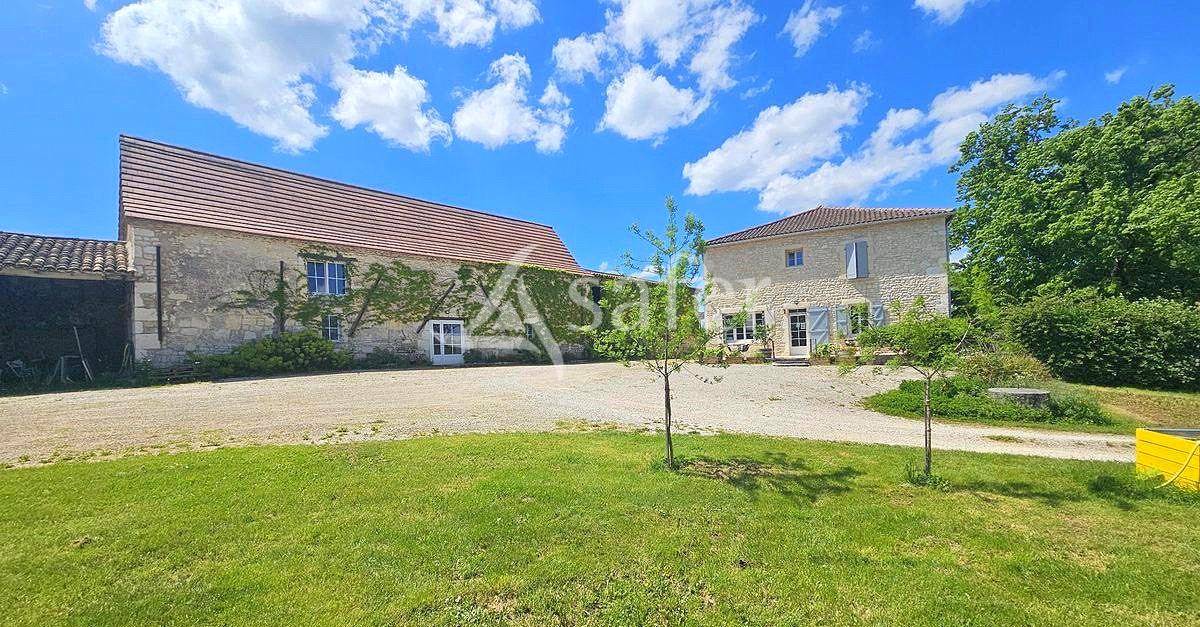 Bel ensemble quercynois 370 m&sup2; habitable avec d&eacute;pendances sur
