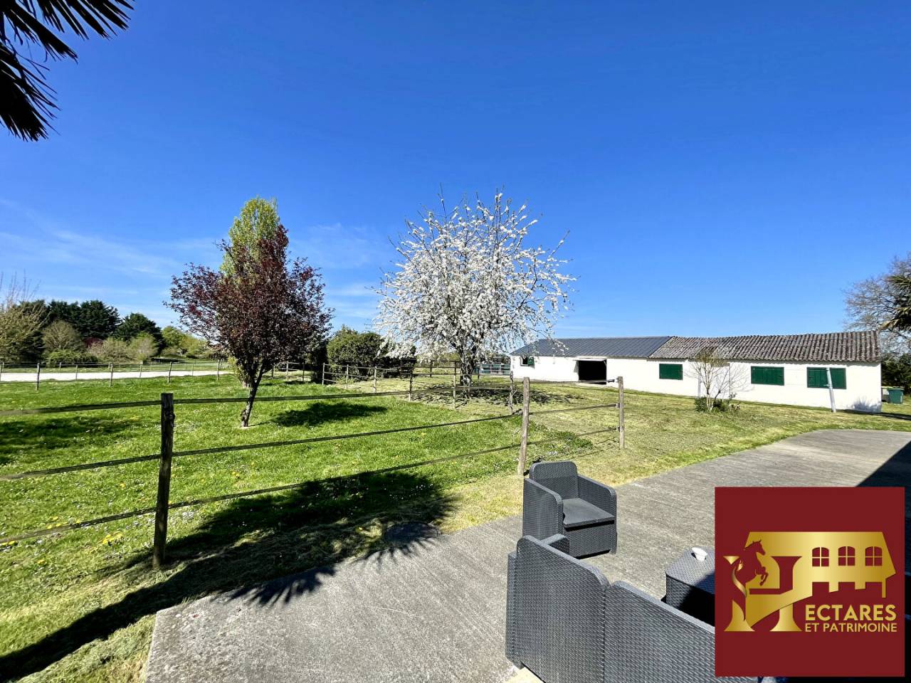 Propri&eacute;t&eacute; Equestre sur 7000 m2 + 2 Hectares en location Maison 3 Chambres