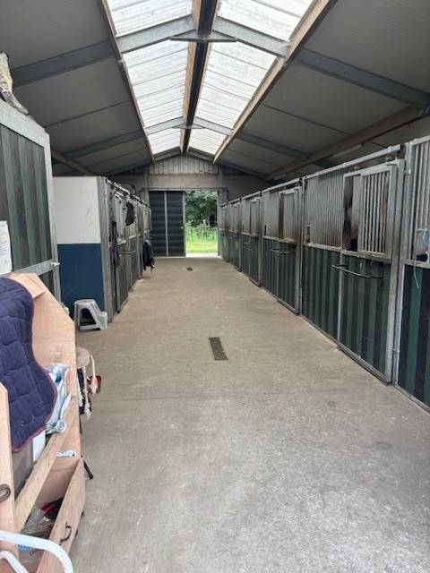 Centre &eacute;questre + conciergerie dans un cadre id&eacute;al 