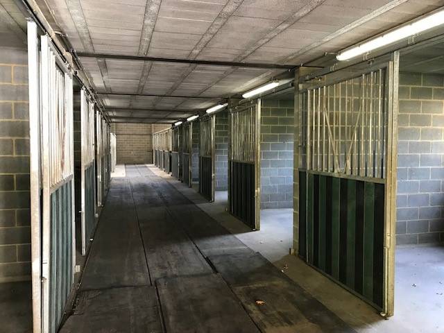 Centre &eacute;questre + conciergerie dans un cadre id&eacute;al 