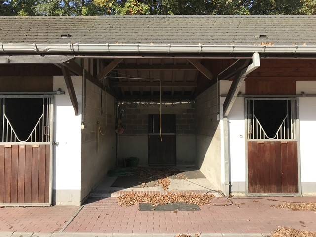 Centre &eacute;questre + conciergerie dans un cadre id&eacute;al 