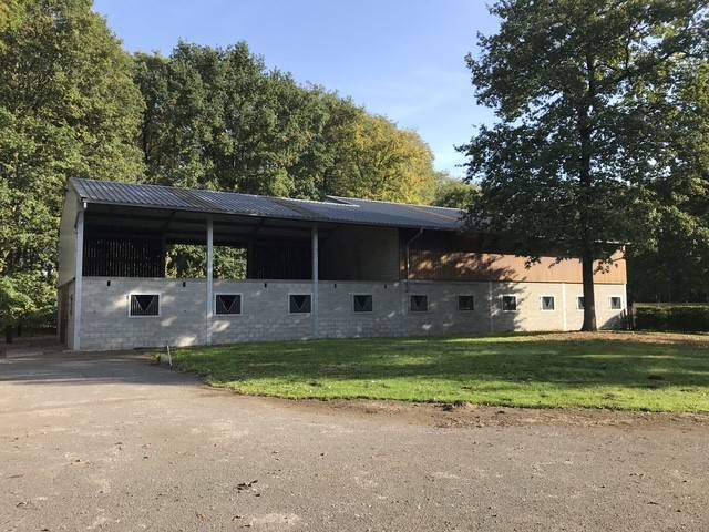 Centre &eacute;questre + conciergerie dans un cadre id&eacute;al 