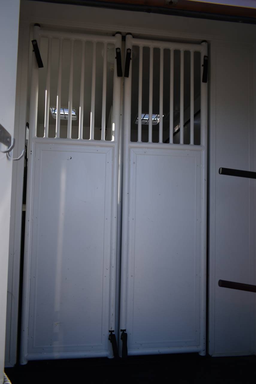 VL 2 chevaux stalle - 2021 - 14 700 km - 165 ch 