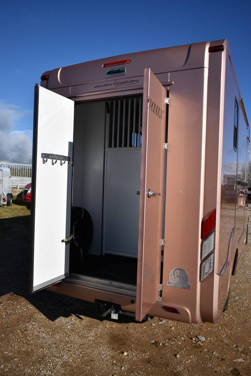 VL 2 chevaux stalle - 2021 - 14 700 km - 165 ch 