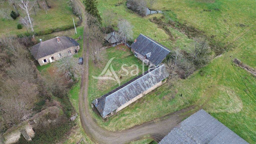 Ensemble de b&acirc;tis avec environ 12,70 ha d'un seul tenant.