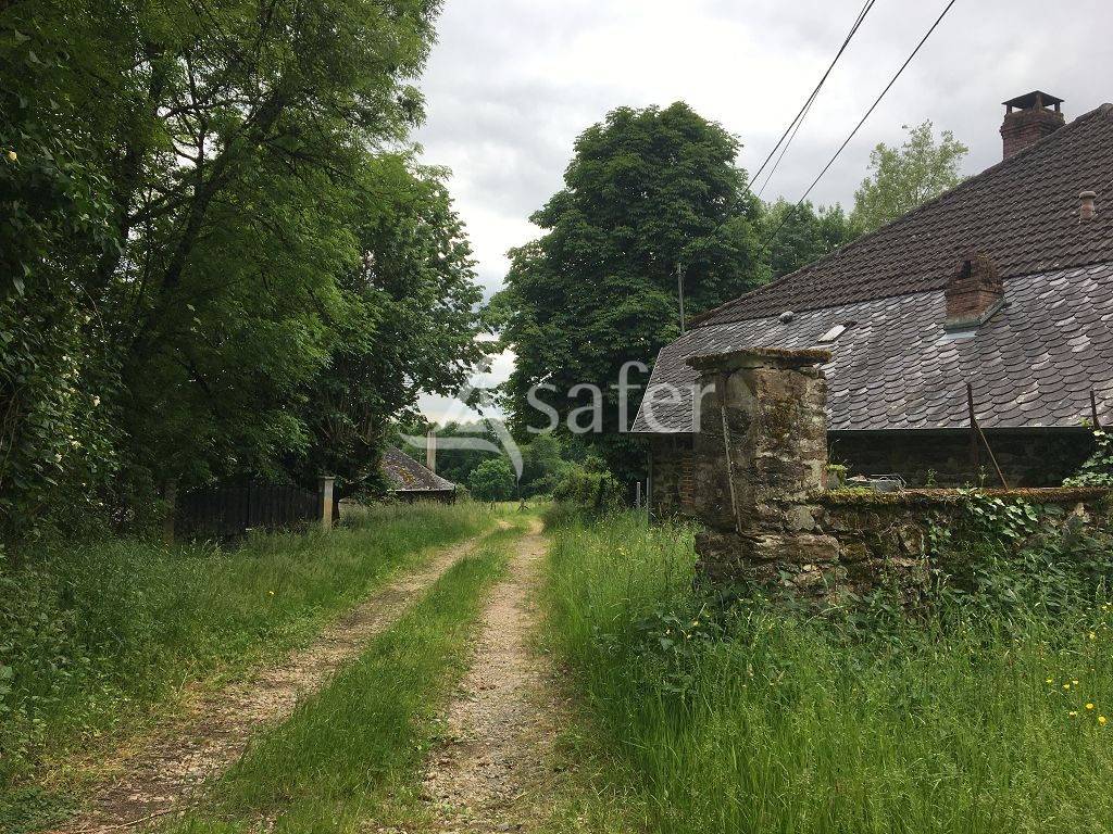 Ensemble de b&acirc;tis avec environ 12,70 ha d'un seul tenant.