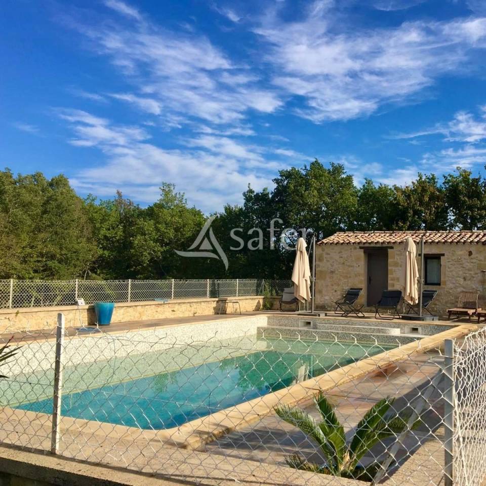 Belle propri&eacute;t&eacute; b&acirc;tie enti&egrave;rement r&eacute;nov&eacute;e sur 26ha avec ma