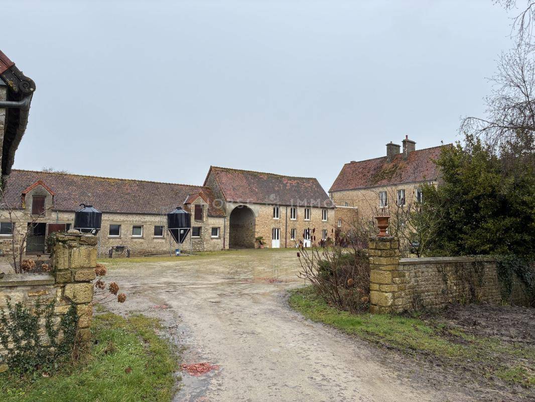 &Eacute;l&eacute;gant domaine XVIII avec &eacute;curies et 18 ha