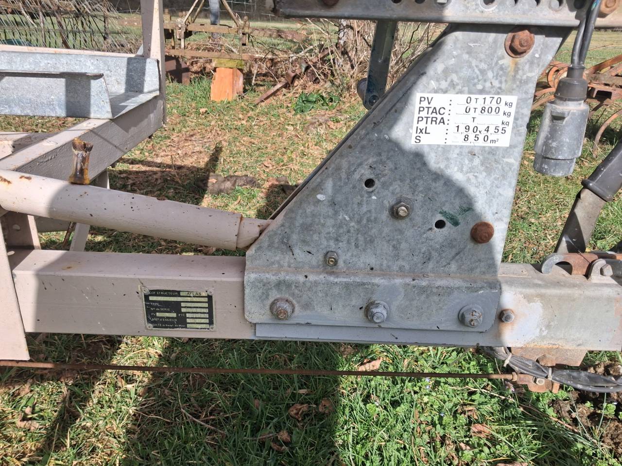 Vends ensemble remorque et cal&egrave;ches 