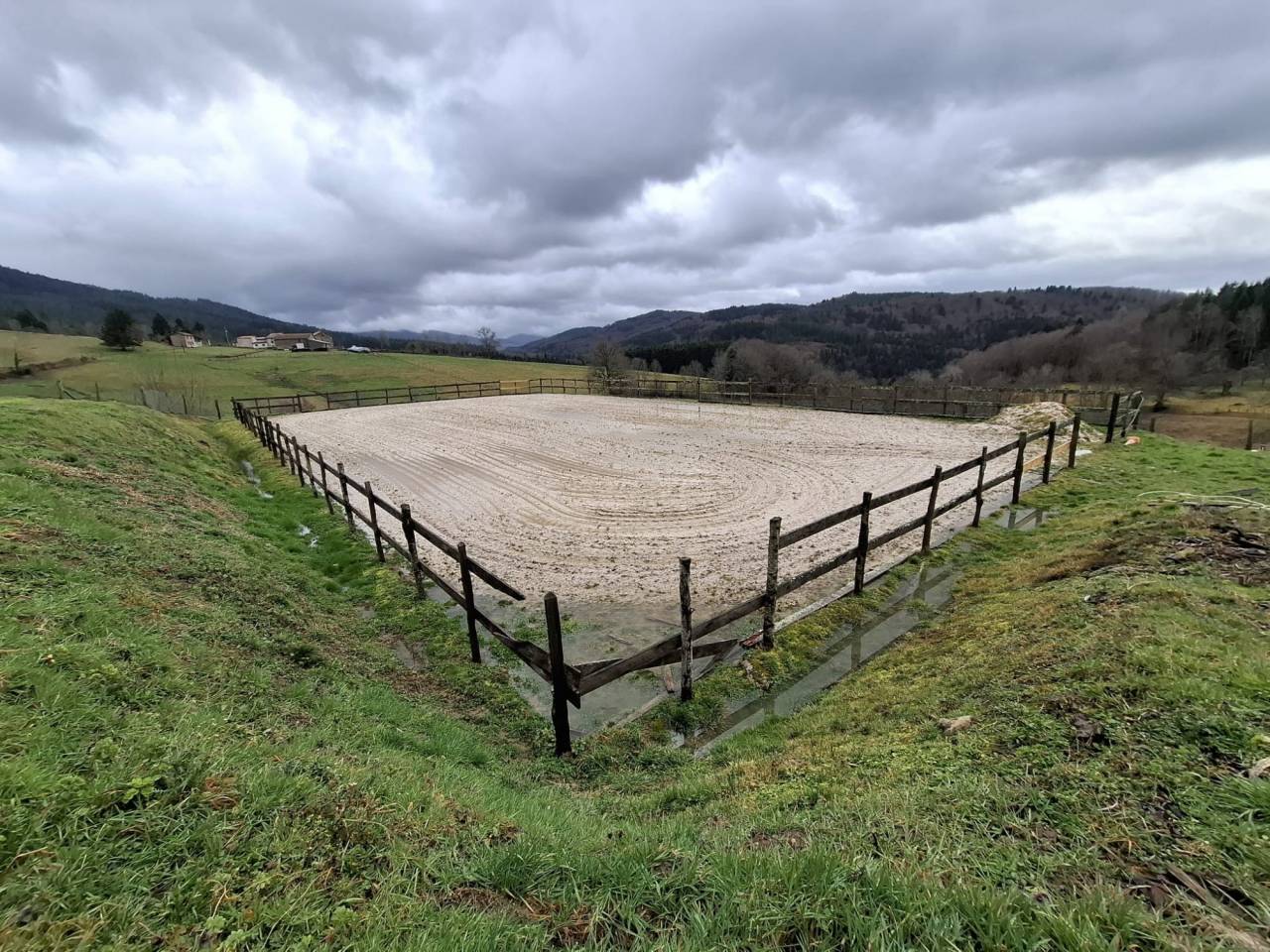 Propri&eacute;t&eacute; au coeur du Parc naturel du Livradois-Forez  27 h