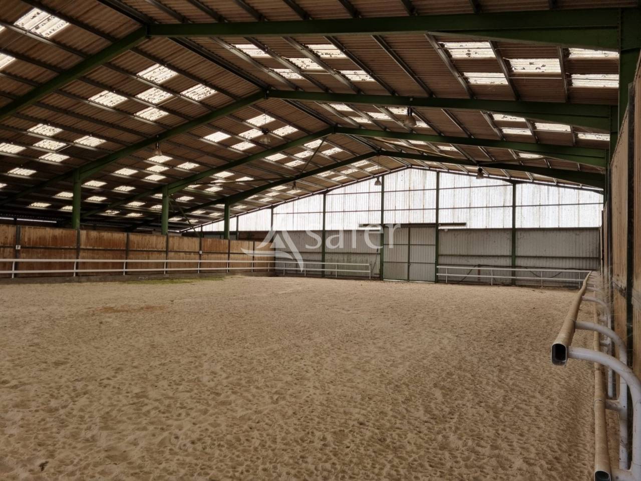 Propri&eacute;t&eacute; &eacute;questre avec habitation sur 12 hectares - Proche T