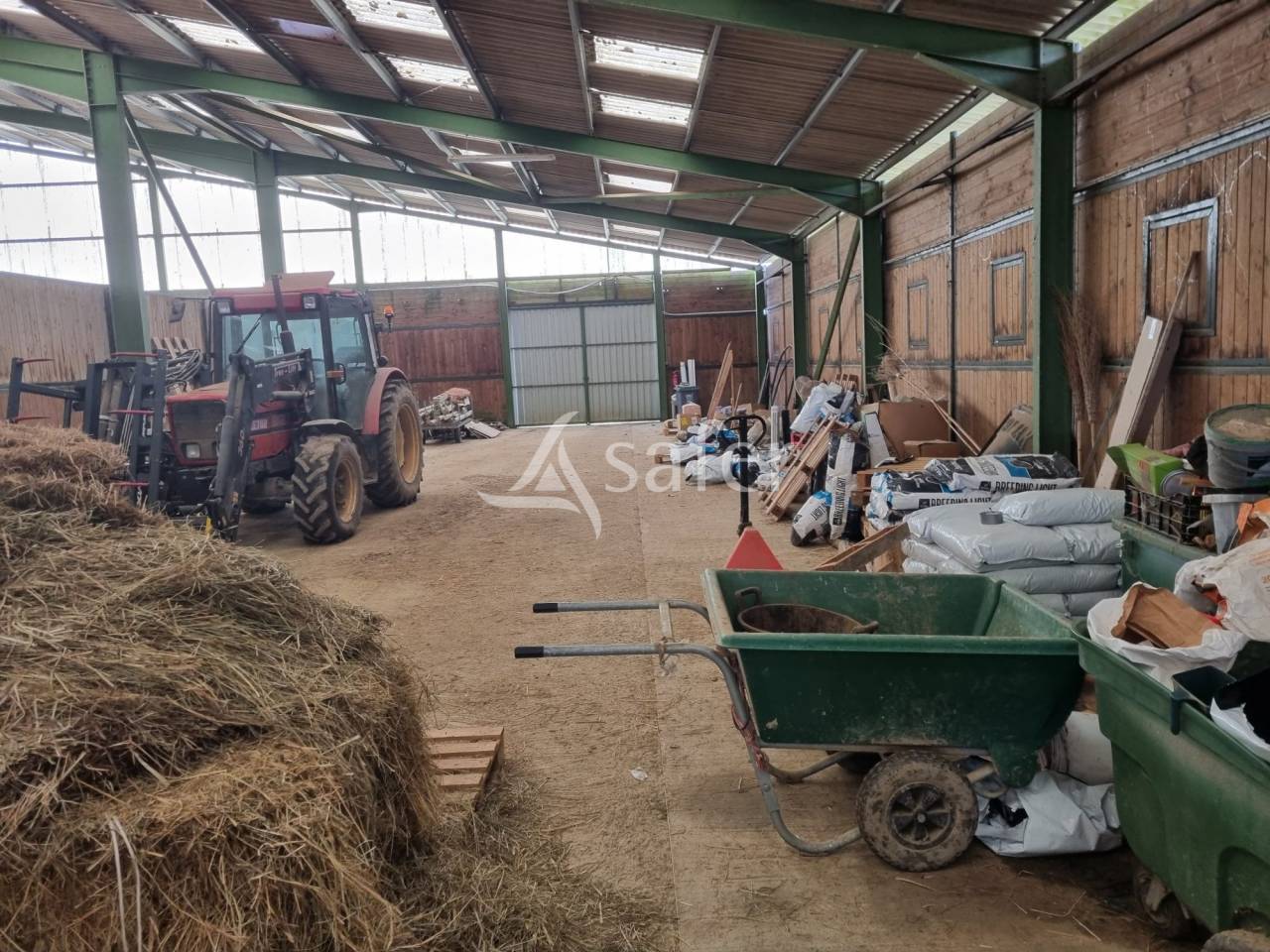 Propri&eacute;t&eacute; &eacute;questre avec habitation sur 12 hectares - Proche T