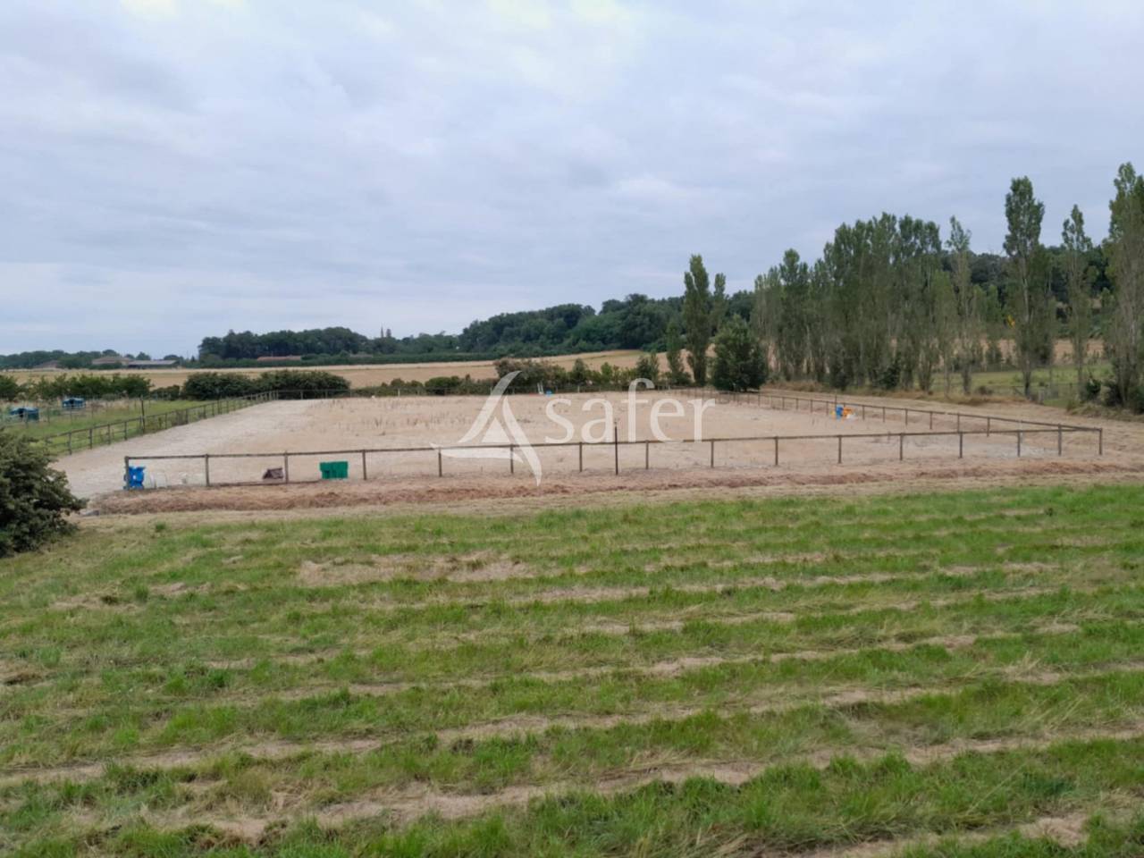 Propri&eacute;t&eacute; &eacute;questre avec habitation sur 12 hectares - Proche T