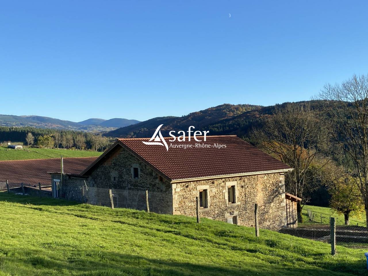 Propri&eacute;t&eacute; en pierre isol&eacute;e avec vastes d&eacute;pendances sur 27 he