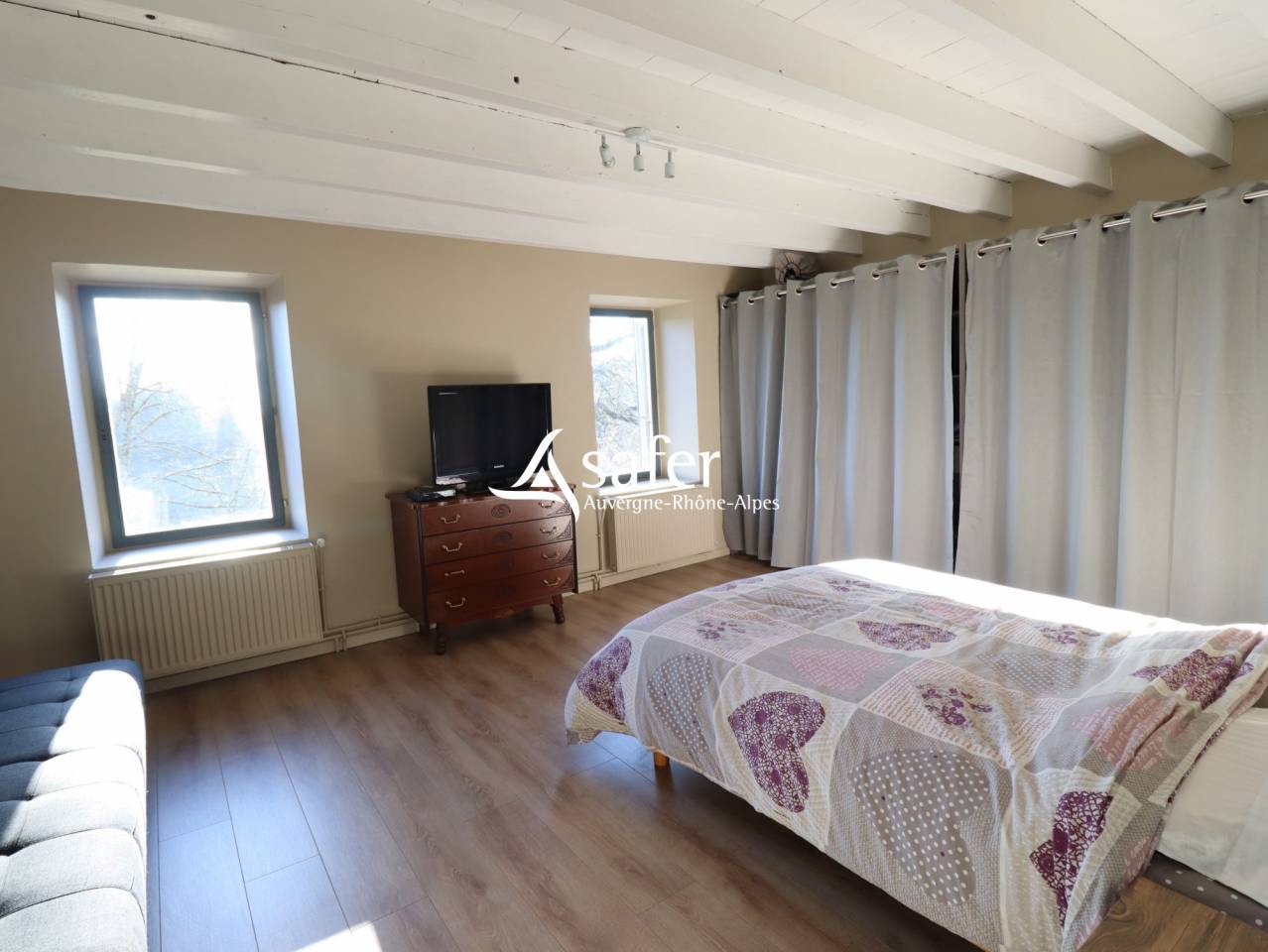 Propri&eacute;t&eacute; en pierre isol&eacute;e avec vastes d&eacute;pendances sur 27 he