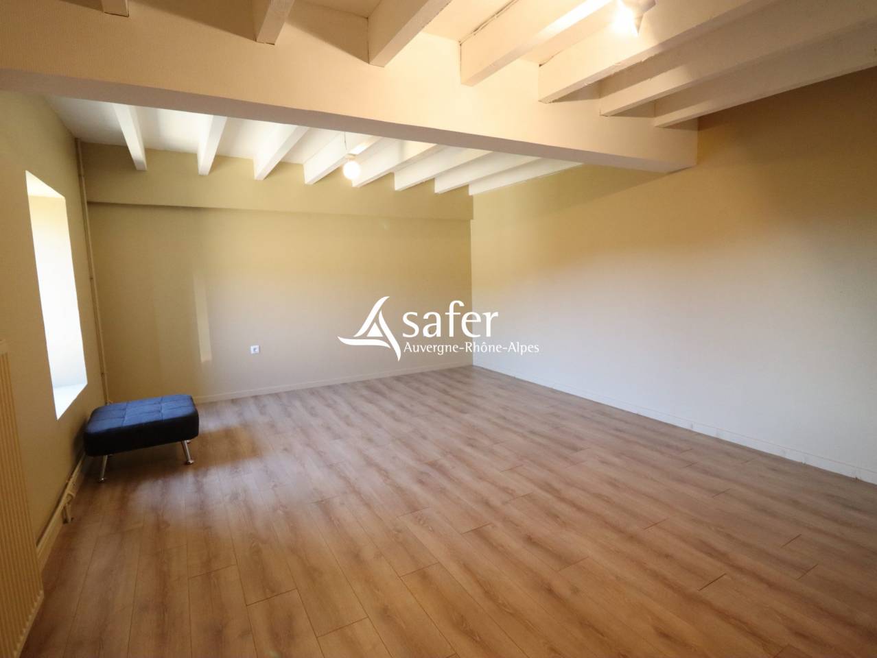 Propri&eacute;t&eacute; en pierre isol&eacute;e avec vastes d&eacute;pendances sur 27 he