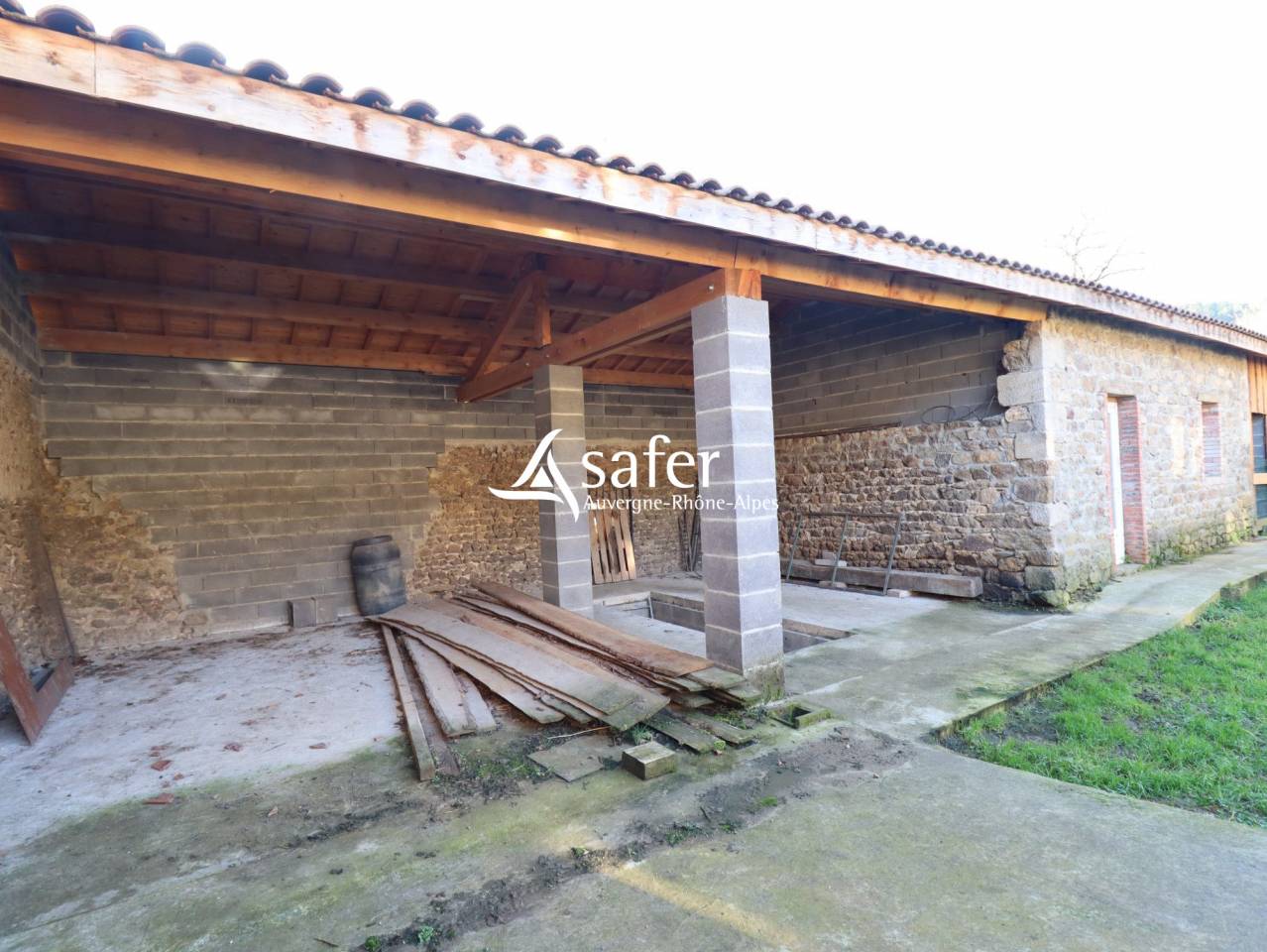 Propri&eacute;t&eacute; en pierre isol&eacute;e avec vastes d&eacute;pendances sur 27 he