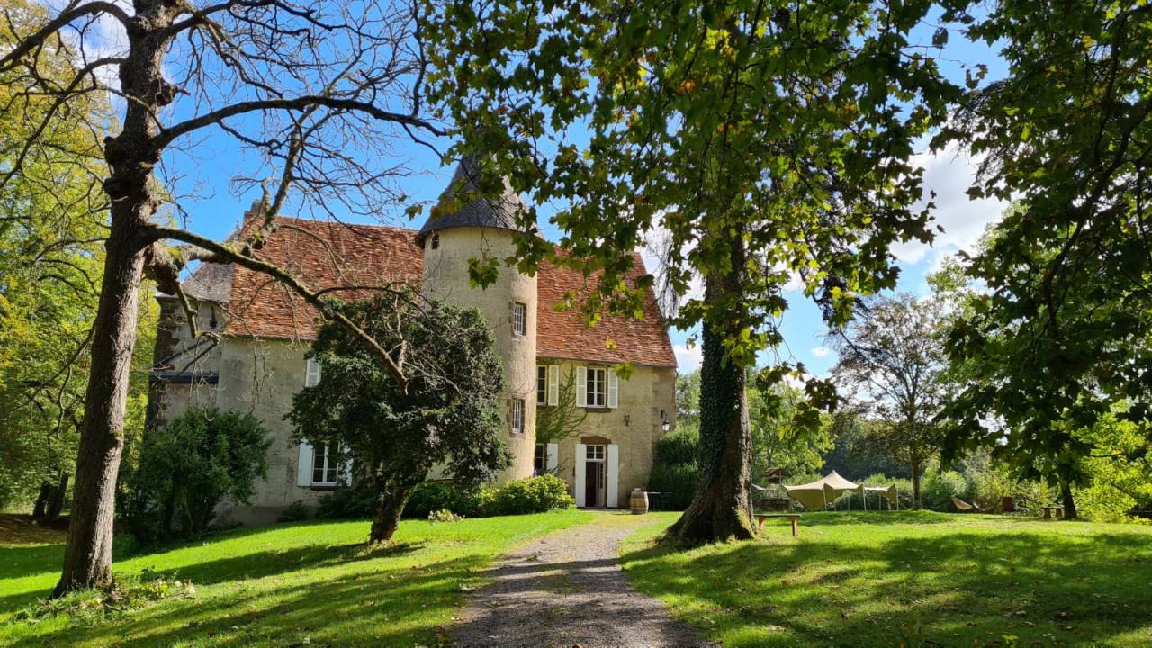Manoir du XVIeme , 2 corps de ferme, &eacute;tang, 22 ha 