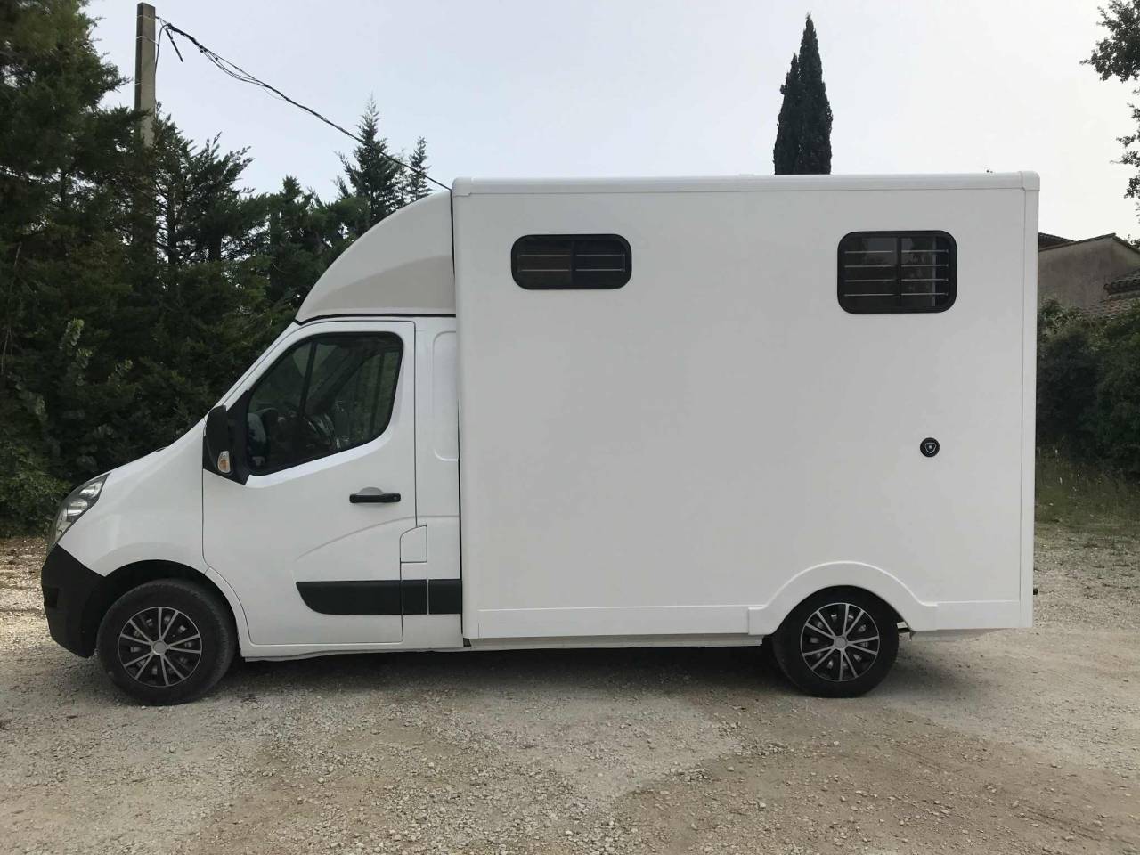 Camion chevaux carrosserie neuve 34 000 &euro; ttc