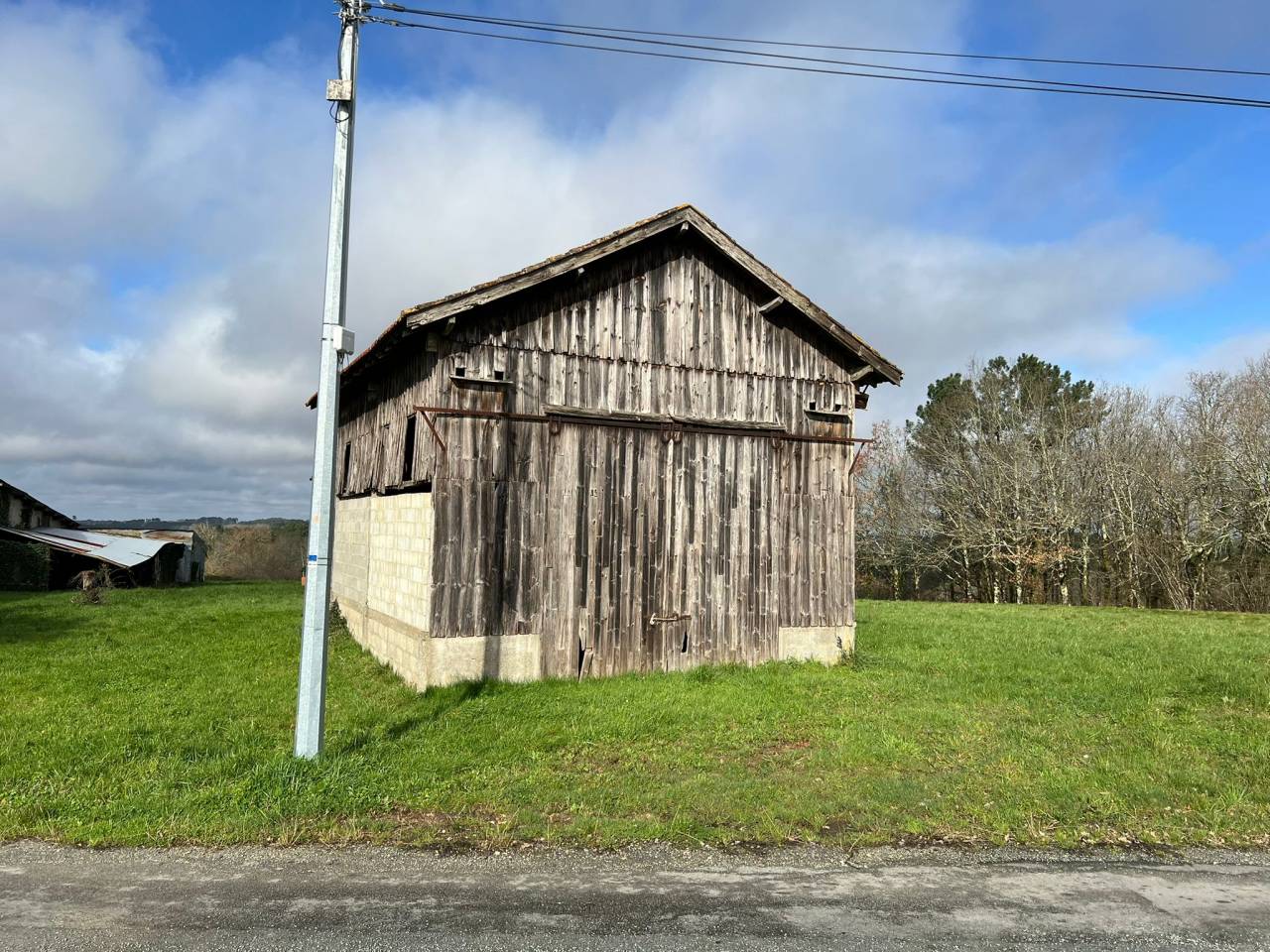 Propri&eacute;t&eacute; id&eacute;ale chevaux sur 6 ha proche BERGERAC (24)