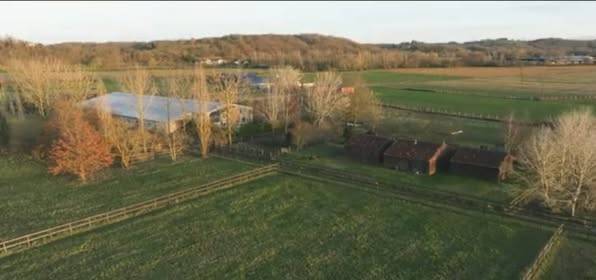 Ecurie professionnelle avec habitations cl&eacute; en main