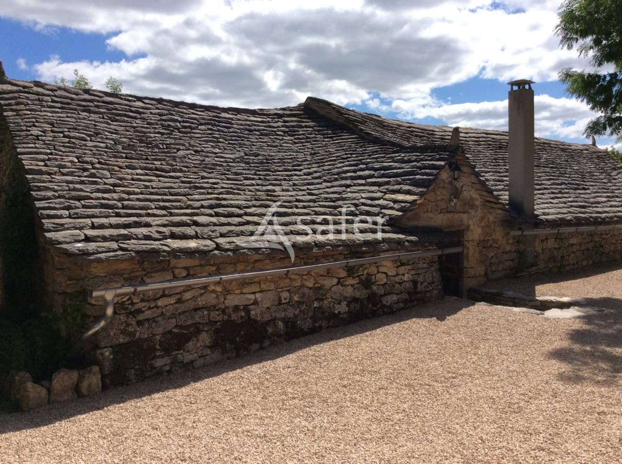 Propri&eacute;t&eacute; en pierre sur 5 hectares proximit&eacute; Aveyron