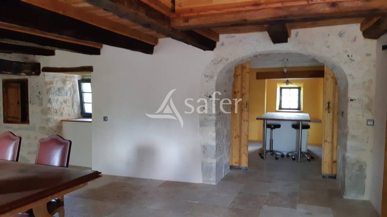 Propri&eacute;t&eacute; en pierre sur 5 hectares proximit&eacute; Aveyron