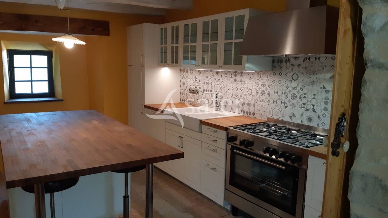 Propri&eacute;t&eacute; en pierre sur 5 hectares proximit&eacute; Aveyron