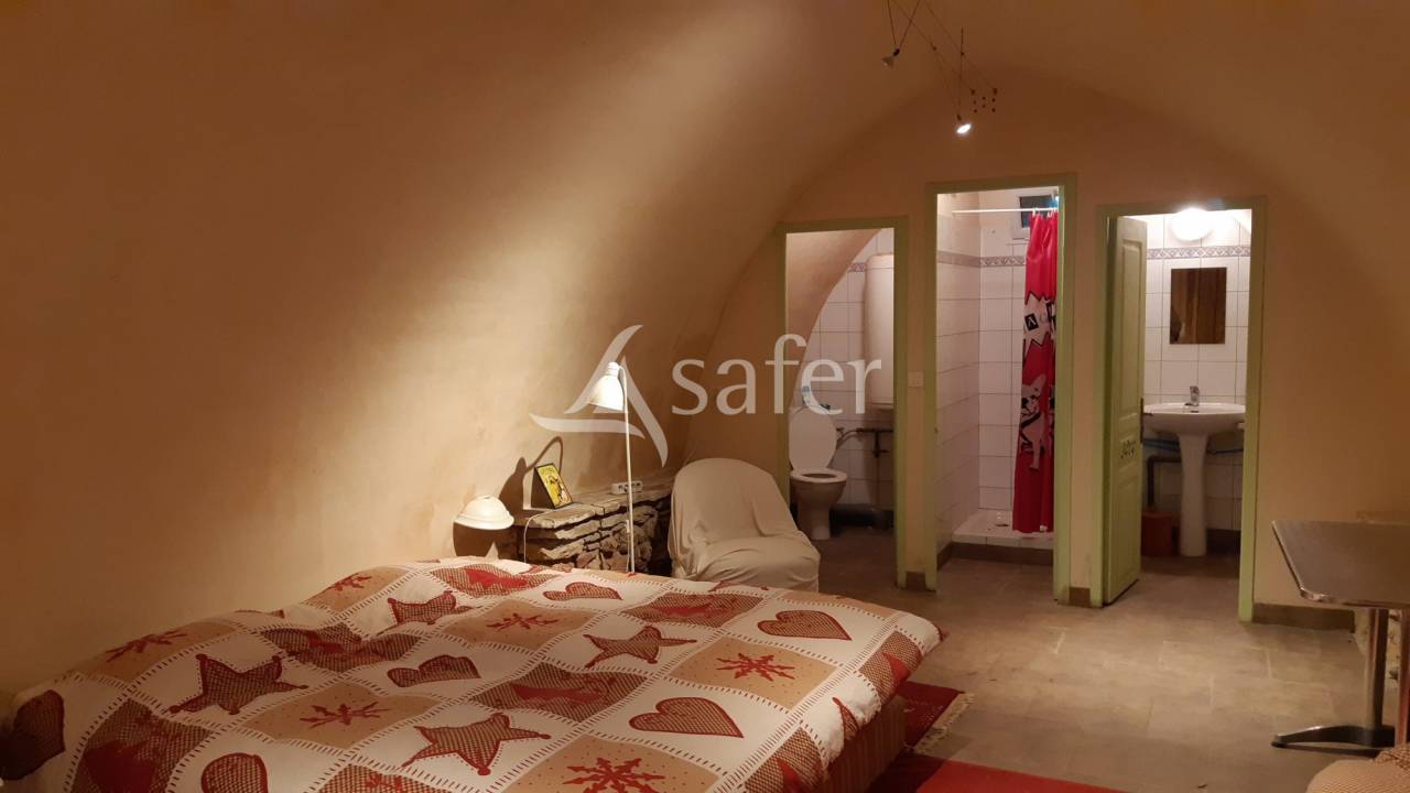 Propri&eacute;t&eacute; en pierre sur 5 hectares proximit&eacute; Aveyron