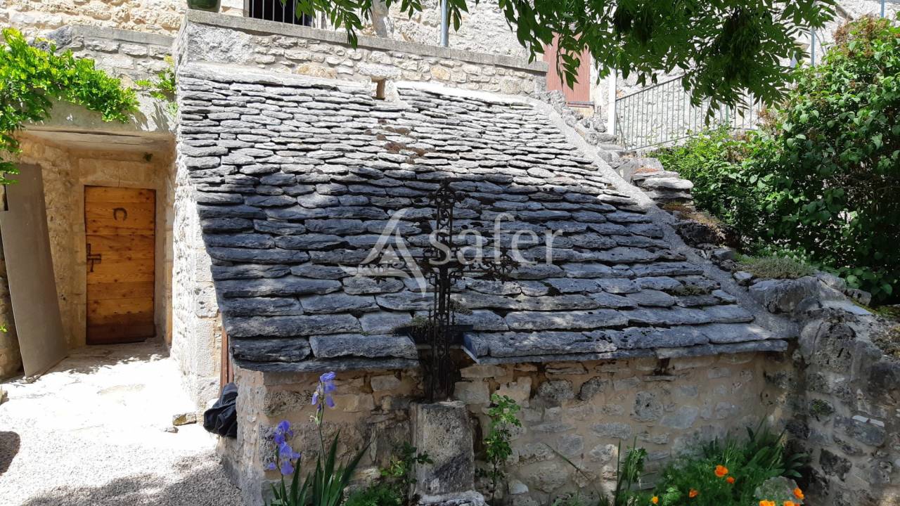Propri&eacute;t&eacute; en pierre sur 5 hectares proximit&eacute; Aveyron