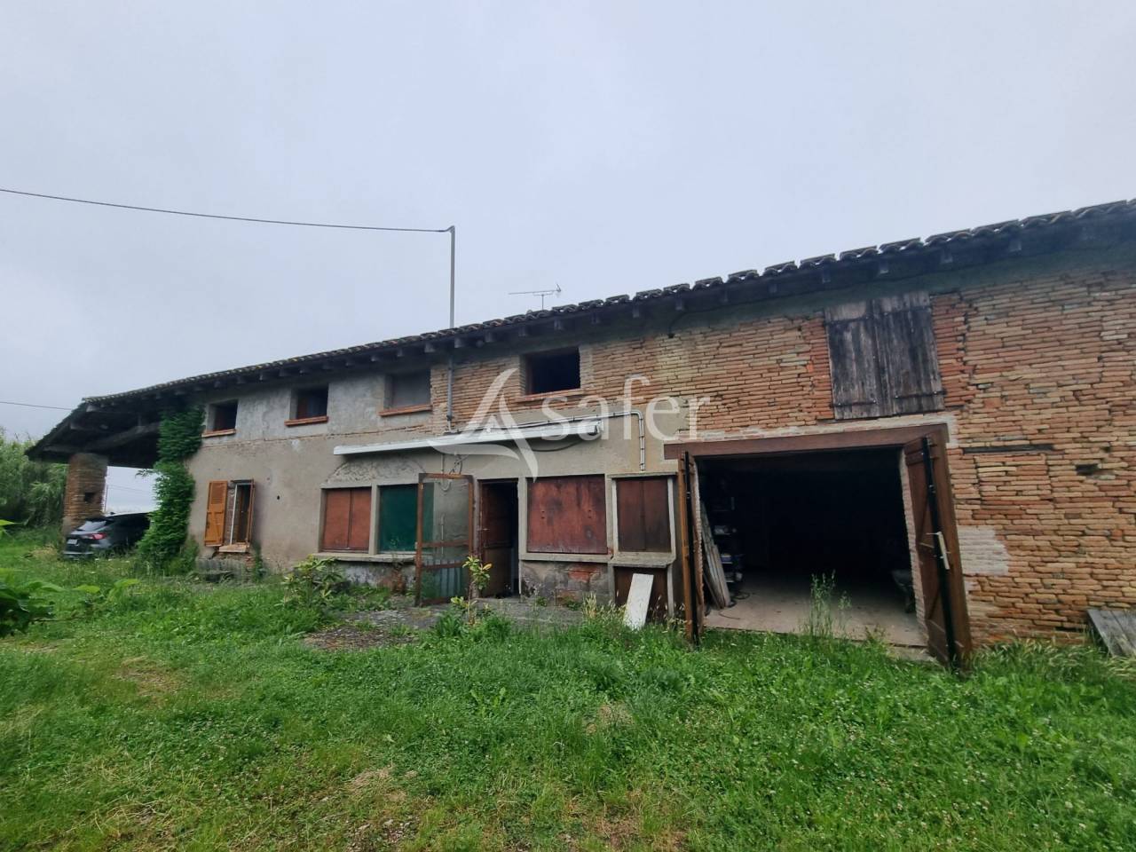 Maison d'habitation et d&eacute;pendances agricoles sur 30 hectares -