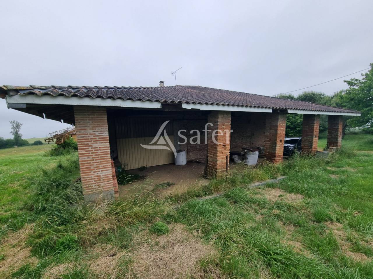 Maison d'habitation et d&eacute;pendances agricoles sur 30 hectares -