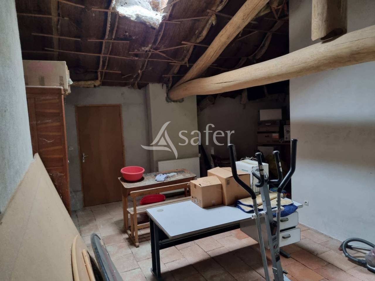 Maison d'habitation et d&eacute;pendances agricoles sur 30 hectares -