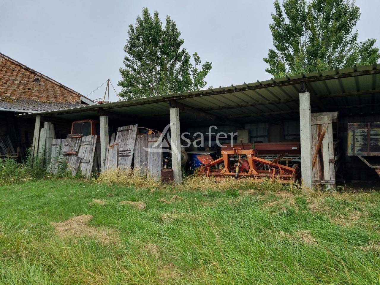 Maison d'habitation et d&eacute;pendances agricoles sur 30 hectares -