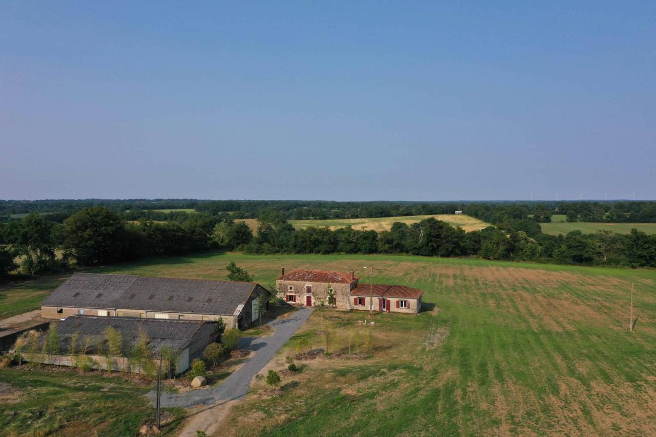 Ferme au milieu de 6 hectares 