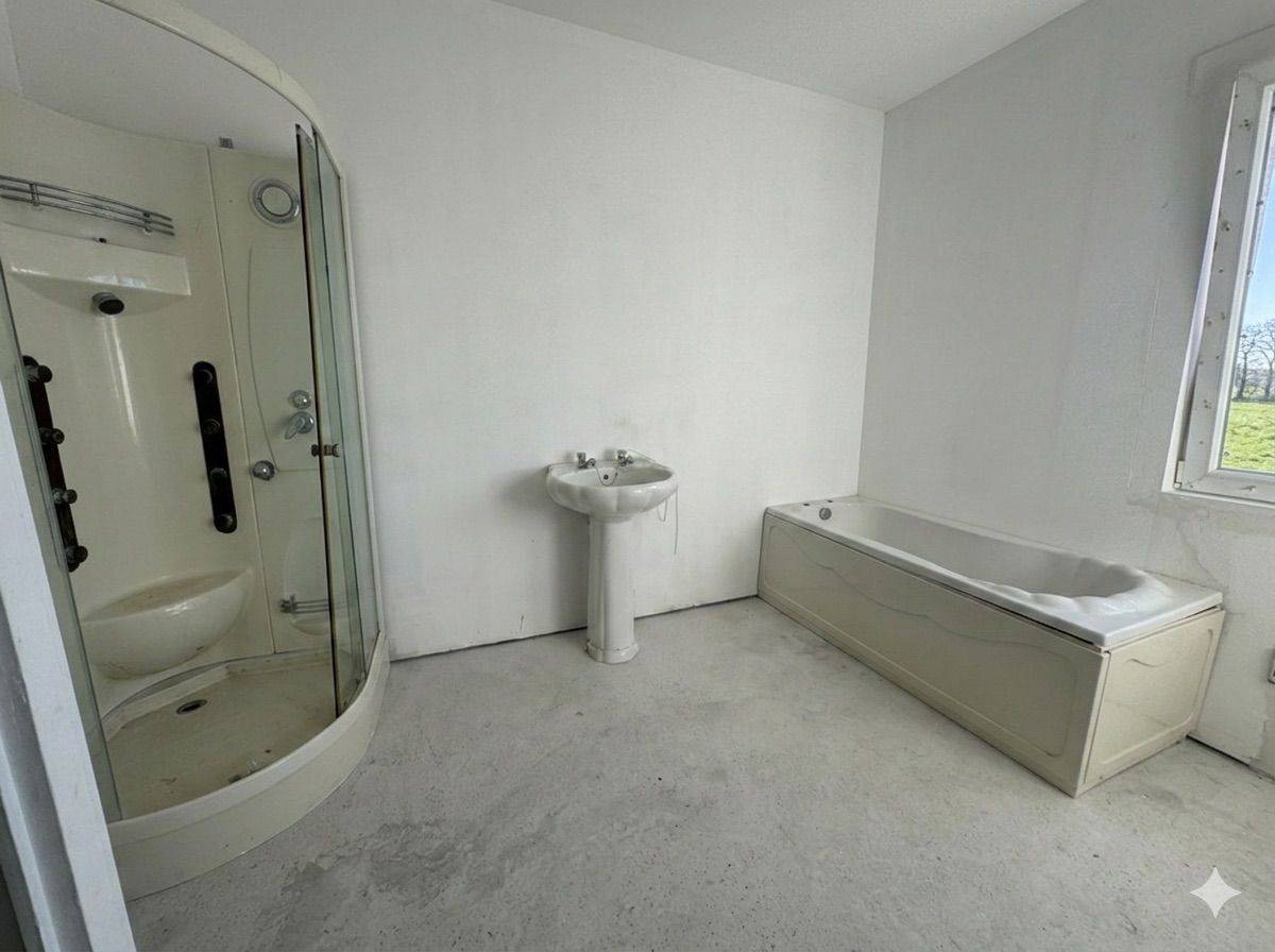 Ferme au milieu de 6 hectares 