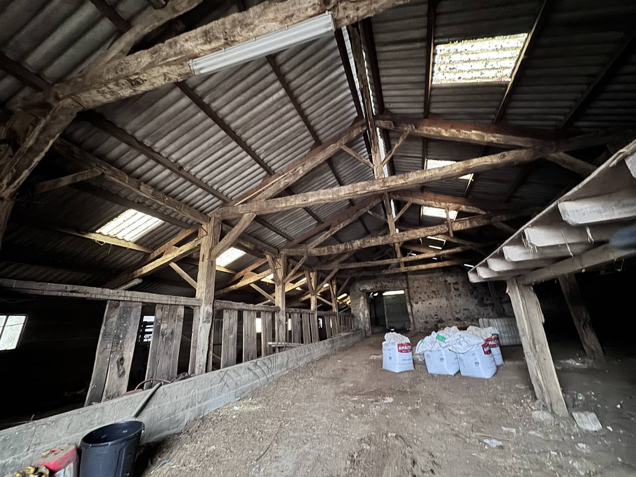 Ferme au milieu de 6 hectares 